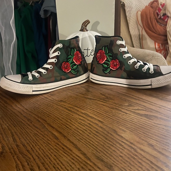 Cute high top army converse with red rose on one side of each shoe..like new - Picture 3 of 3